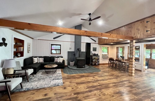 Franklin Cottage | Charming Lakehouse private yard, boat dock/wifi.