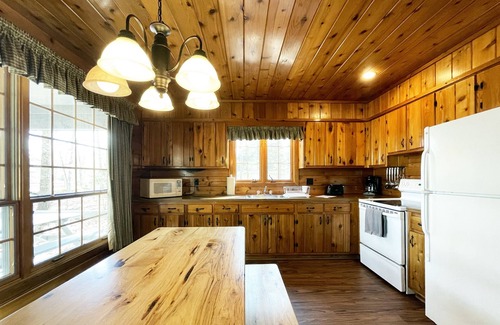 Reeders Cabin | Charming Lake View Cabin in the Poconos on Private Resort