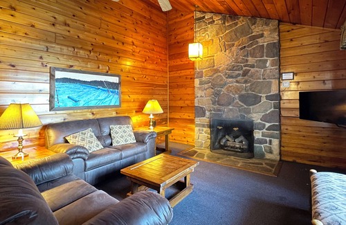 Reeders Cabin | Charming Lake View Cabin in the Poconos on Private Resort