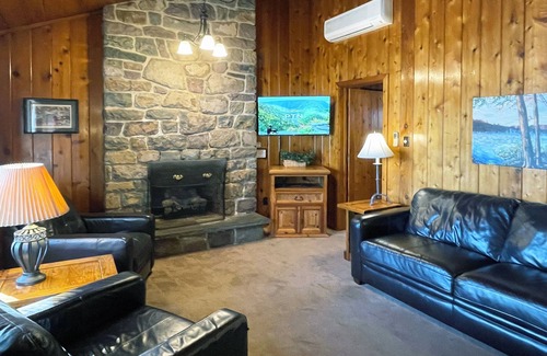 Reeders Cabin | Charming Lake View Cabin in the Poconos on Private Resort