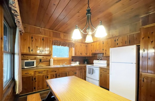 Reeders Cabin | Charming Lake View Cabin in the Poconos on Private Resort