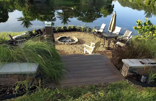 Pompano Beach House | Charming Lakefront RV with AC in Pompano Beach