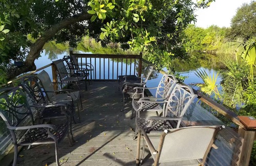 Pompano Beach House | Charming Lakefront RV with AC in Pompano Beach