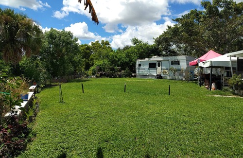 Pompano Beach House | Charming Lakefront RV with AC in Pompano Beach