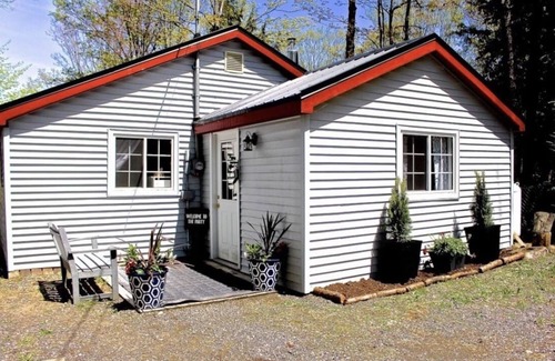 Bala Cottage | Charming Lakefront Bala Cottage