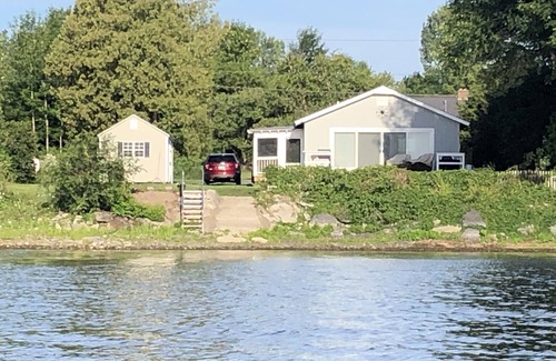 Schuyler Falls House | Charming lakefront cottage