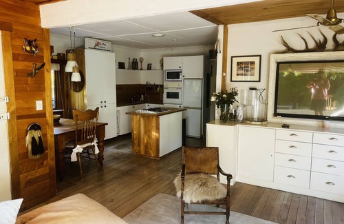 Kingston Cottage | Charming Lakefront Cottage Retreat with large sheltered garden and stunning view