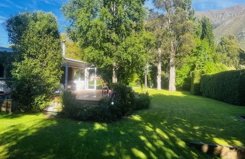 Kingston Cottage | Charming Lakefront Cottage Retreat with large sheltered garden and stunning view