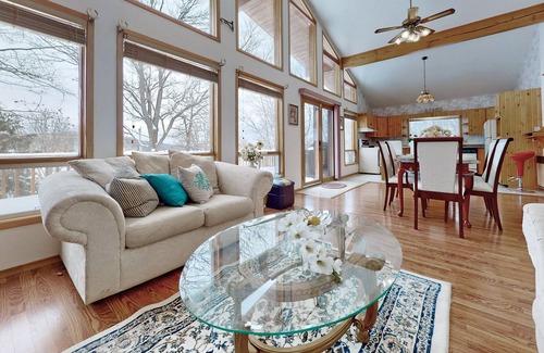 Katrine House | Charming lakefront cottage on Little Doe Lake in Muskoka