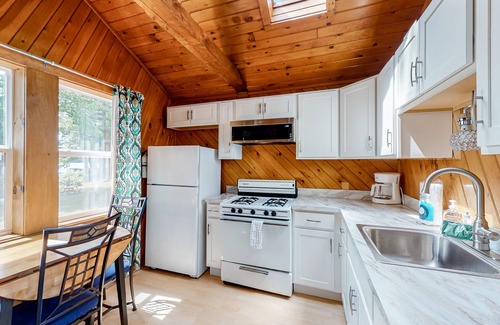 Windham Cottage | Charming Lakefront Cottage with Screened Porch, Firepit, Canoe & WiFi - 1 Dog OK