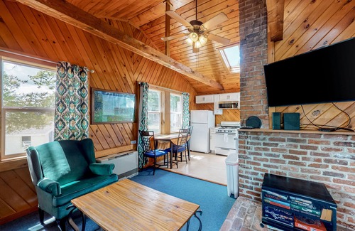 Windham Cottage | Charming Lakefront Cottage with Screened Porch, Firepit, Canoe & WiFi - 1 Dog OK