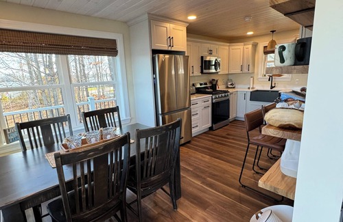 Newport Cottage | Charming Lakefront Cottage