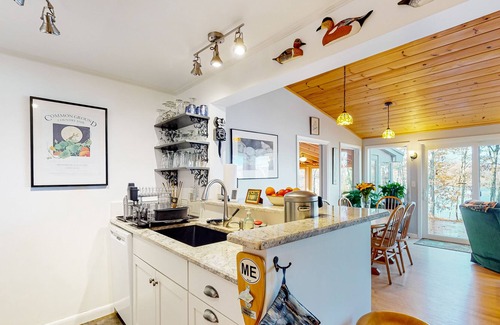 Union House | Charming lakefront home with kayaks, full kitchen, fast WiFi & washer/dryer