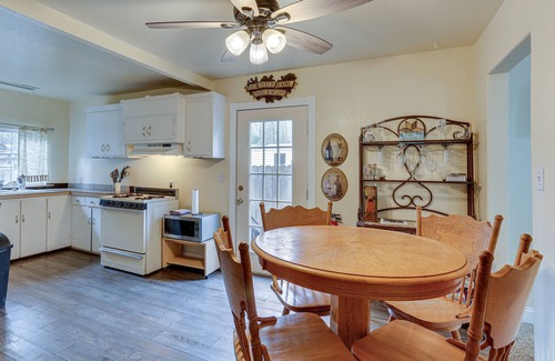 Lakehead-Lakeshore Cabin | Charming Lakehead Cabin: Walk to Shasta Lake!