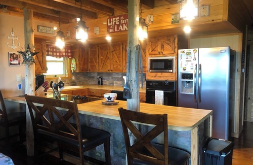Quitman Cabin | Charming Lakehouse overlooking Greers Ferry Lake