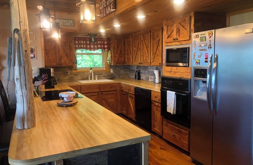 Quitman Cabin | Charming Lakehouse overlooking Greers Ferry Lake