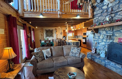 Quitman Cabin | Charming Lakehouse overlooking Greers Ferry Lake