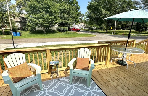 Culver House | Charming Lakehouse with huge yard - downtown Culver!