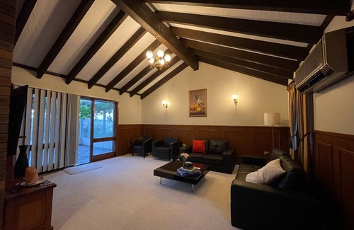 Raymond Terrace House | Charming lakeside manor in Port Stephens