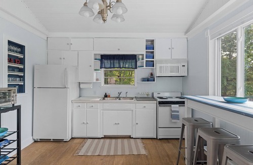 Sparta Cottage | Charming lakeside 2-bedroom lakeside cottage with AC, WiFi in welcoming Sparta