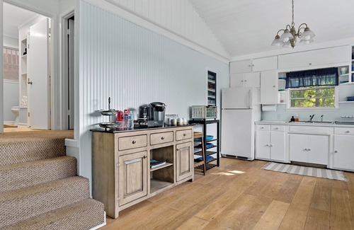 Sparta Cottage | Charming lakeside 2-bedroom lakeside cottage with AC, WiFi in welcoming Sparta