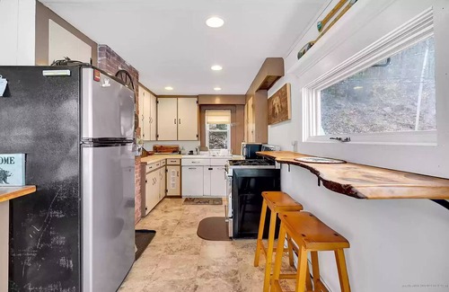 Waterford House | Charming Lakeside Cabin With Mountain Views! Boating, Fishing, Disc Golf, Skiing