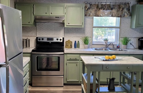 Florence Cottage | Charming lakeside cottage to watch nature play
