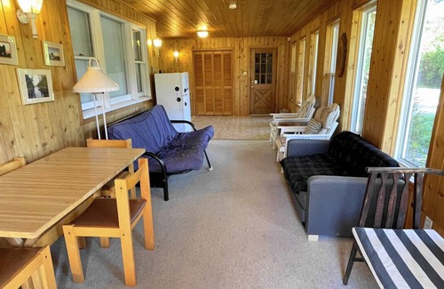 Selwyn House | Charming Lakeside Retreat: Cozy and Convenient on Chemong Lake