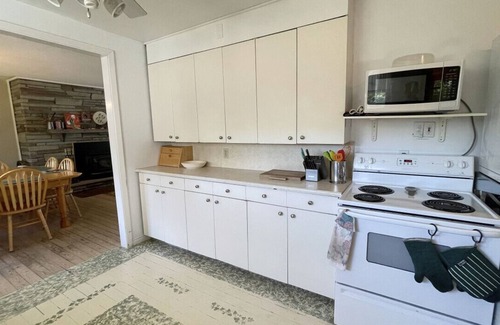 Selwyn House | Charming Lakeside Retreat: Cozy and Convenient on Chemong Lake