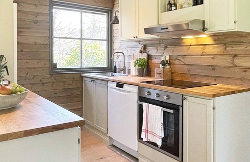 Orkelljunga Municipality House | Charming lakeside cottage getaway