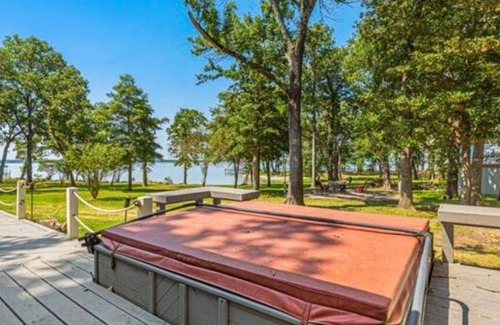 Quinlan Apartment | Charming Lakeside Apartment with an Open Floorplan