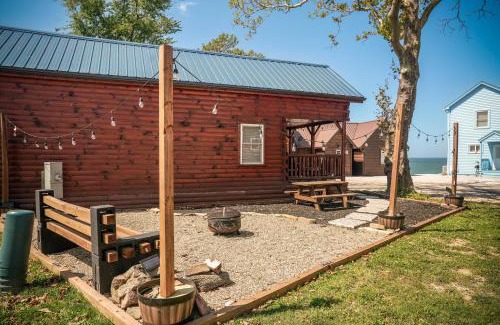Ashtabula House | Charming Lakeview Cabin Near Geneva-On-The-Lake!