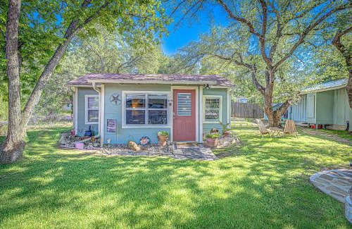 Kingsland House | Charming Lakeview Cottage with Lake Access