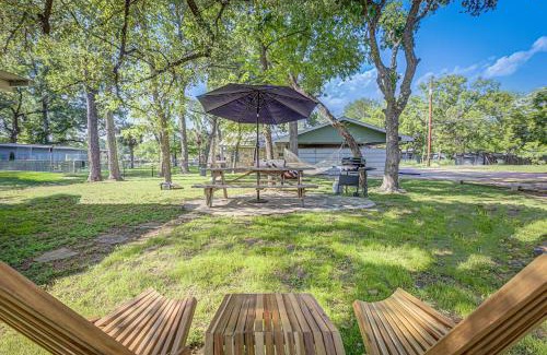 Kingsland House | Charming Lakeview Cottage with Lake Access