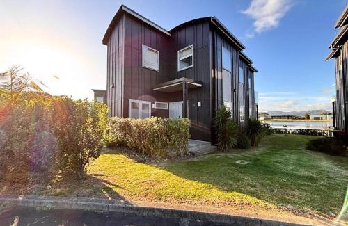 Matarangi Villa | Charming Lakeview Golf Villa