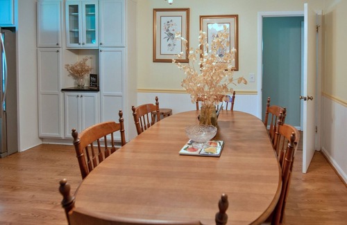 Guild House | Charming Lakeview Retreat
