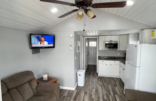 Morristown Boat Rental | Charming land accessible houseboat in Morristown