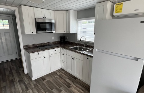 Morristown Boat Rental | Charming land accessible houseboat in Morristown