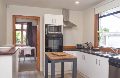 Christchurch House | Charming Large Home | Perfect for Families, Groups & Business Stays, great value