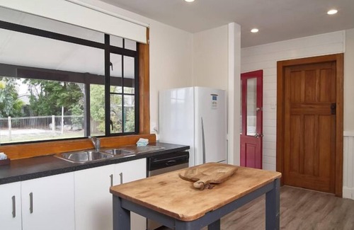 Christchurch House | Charming Large Home | Perfect for Families, Groups & Business Stays, great value