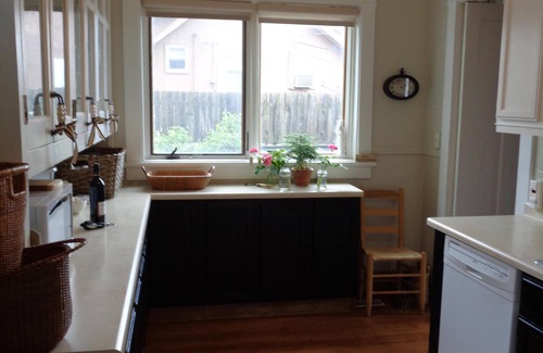 Benson Gardens House | Charming Large Midtown - Easy CWS Access