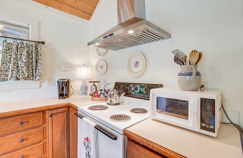 Lawley Cottage | Charming Lawley Cottage: Deck, Fire Pit & Yard!