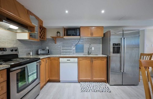 Guelph House | Charming legal one bedroom unit on a quiet street