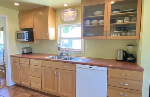 Southeast Eugene House | Charming, light-filled SE Eugene 2-story house