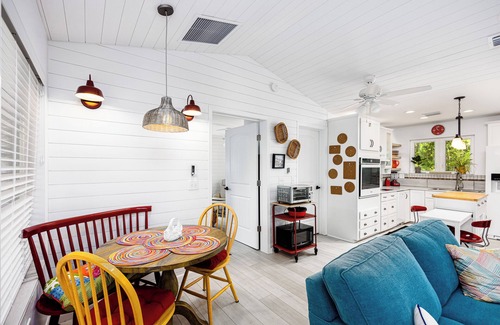 Melrose Cottage | Charming Lily Pad Lakeside 2/2 cottage WiFi, Hottub, Firepit in Historic Melrose