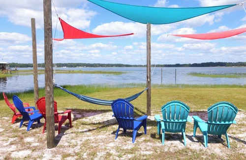 Melrose Cottage | Charming Lily Pad Lakeside 2/2 cottage WiFi, Hottub, Firepit in Historic Melrose