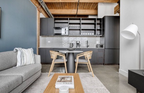 Sheffield Neighbors Apartment | Charming Lincoln Park 2BR w/W/D, Gym & Roof, nr I-90, by Blueground