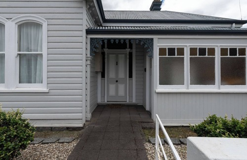 South Launceston House | Charming Little Home: Near City, Parking & Wifi