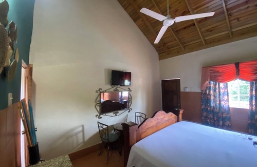 Kingston Cabin | Charming lodge with 1 bedroom and AC, WiFi in beautiful Kingston