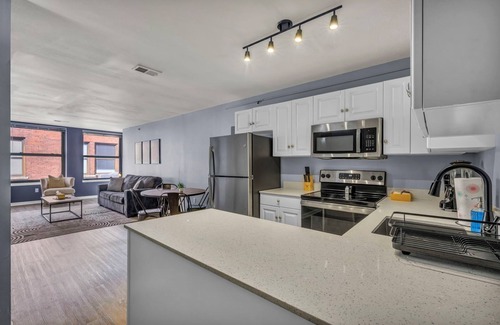 Downtown Cleveland Apartment | Charming loft in lovely DT Cleveland - Free parking - Balcony - Gym